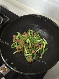 妈妈最爱的蒜苔炒肉做法图解4)