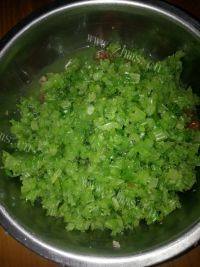 自制猪肉芹菜馅饺子做法图解7)