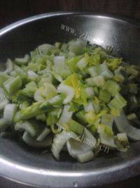 家常菜西芹炒虾仁做法图解2)