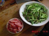 绿色食物蒜苔炒肉做法图解2)