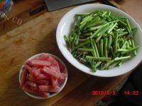 绿色食物蒜苔炒肉的做法图解二