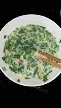 韭菜火腿鸡蛋饼做法图解4)