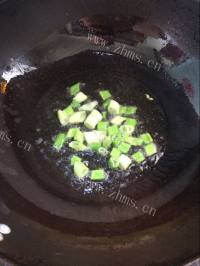 热腾腾的猪肉白菜炖粉条做法图解3)