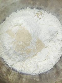 美味的香肠面包做法图解2)