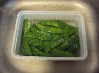 简单荷兰豆炒腊肠做法图解3)