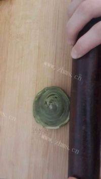 诱人的抹茶红豆酥做法图解8)