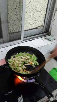 家常菜芹菜炒香干做法图解6)
