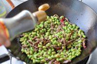 食欲满满的肉丝炒毛豆做法图解7)