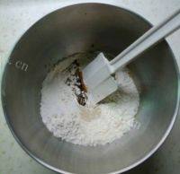 自制红糖红枣核桃面包做法图解3)
