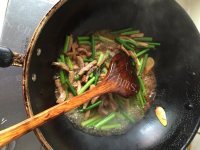 唇齿留香的蒜苔炒肉做法图解5)
