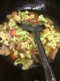 美味的菜花炒肉做法图解7)