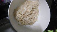口感好的凉拌菠菜花生米做法图解5)