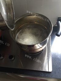 美味的皮蛋瘦肉粥做法图解3)