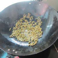 酸豆角炒卤肉做法图解3)