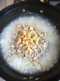 美味的皮蛋瘦肉粥做法图解4)