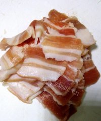 美味的东北酸菜炒五花肉做法图解2)