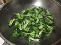 家常菜西兰花炒木耳做法图解1)