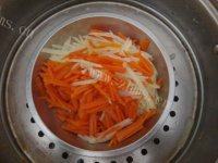 色味俱佳的胡萝卜炒土豆丝做法图解4)