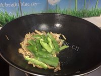 家常菜青椒炒猪肚做法图解7)