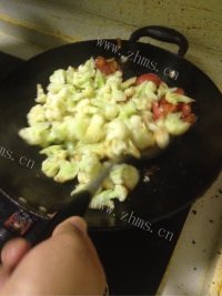 营养丰富的西红柿炒菜花做法图解6)