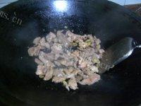 诱人的西兰花炒肉片做法图解5)