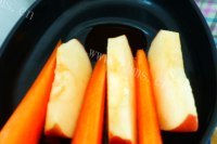 美味的胡萝卜苹果汁做法图解5)