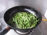 家常菜肉末炒四季豆做法图解6)
