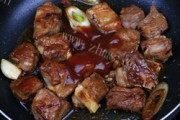 美味的桂圆红枣烧排骨做法图解3)