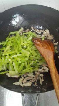 家常菜芹菜炒肉做法图解4)