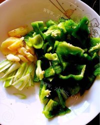 美味的青椒炒鱿鱼做法图解5)