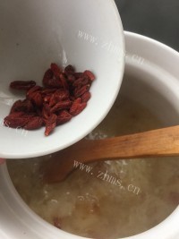 清甜有益的桃胶皂角米银耳羹做法图解8)