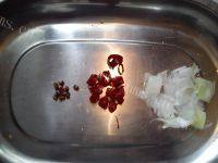 可口的蒜苔炒腊肠做法图解4)