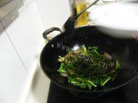 老爸做的蒜苔炒腊肉做法图解8)