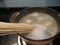 自制香辣香菇贡丸燕麦面做法图解5)