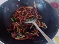 家常菜豆干炒腊肉做法图解14)