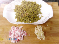 家常菜酸豆角炒肉做法图解2)