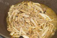 家常菜茶树菇炒肉做法图解6)