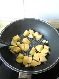味道不错的豆角炖土豆做法图解3)