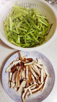 色香味俱全的芹菜炒香干做法图解1)