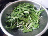 家常菜韭菜炒小河虾做法图解1)
