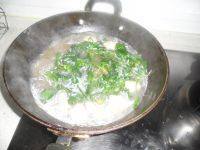 美味的菠菜肉丸粉丝汤