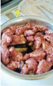 美味的粉蒸茄子做法图解4)