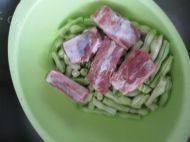 家常菜排骨焖芸豆做法图解1)