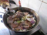 铁锅白菜肉皮炖鲤鱼的做法图解六
