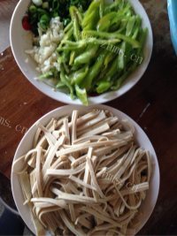 家常菜青椒炒豆腐皮做法图解2)