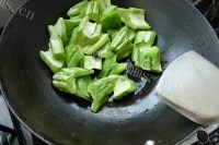 清热去火的百合苦瓜炒牛肉做法图解4)