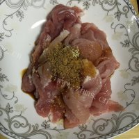 美味的杏鲍菇炒肉做法图解3)