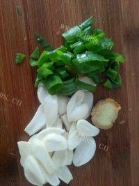 家常菜蒜薹炒肉做法图解2)