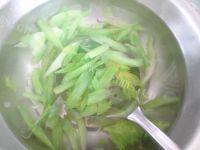 自制腊肠炒芹菜做法图解3)