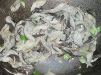 美味的蘑菇豆腐汤做法图解4)